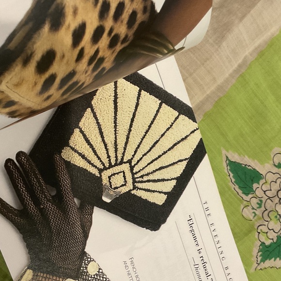 Handbags: The Power of the Purse Coffee Table Book - Picture 4 of 5